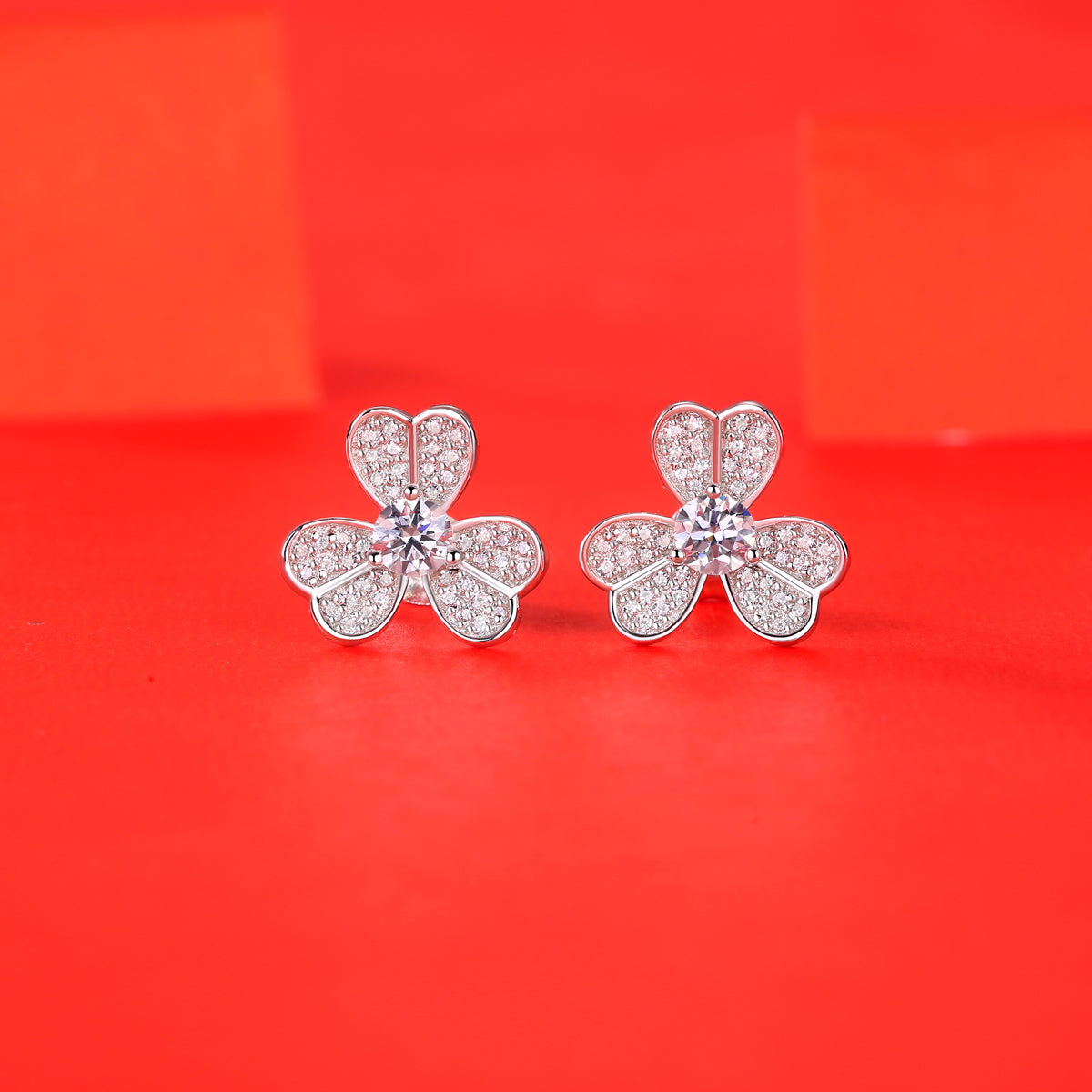 LANjewels Flower Shape Moissanite Stud Earrings (0.8 ct.tw.)