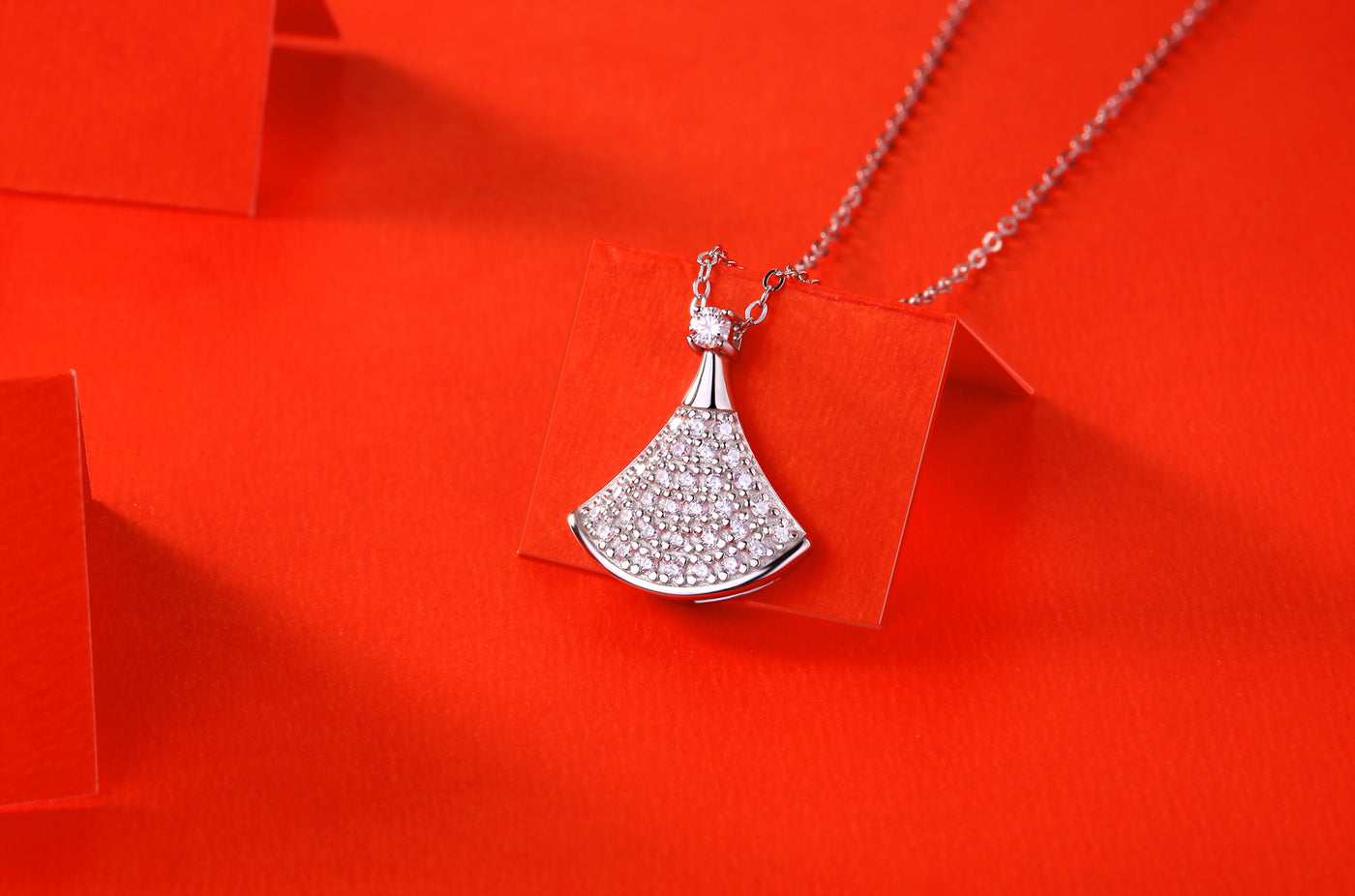 LANjewels Fan-Shaped Moissanite Pendant Necklaces 0.5t